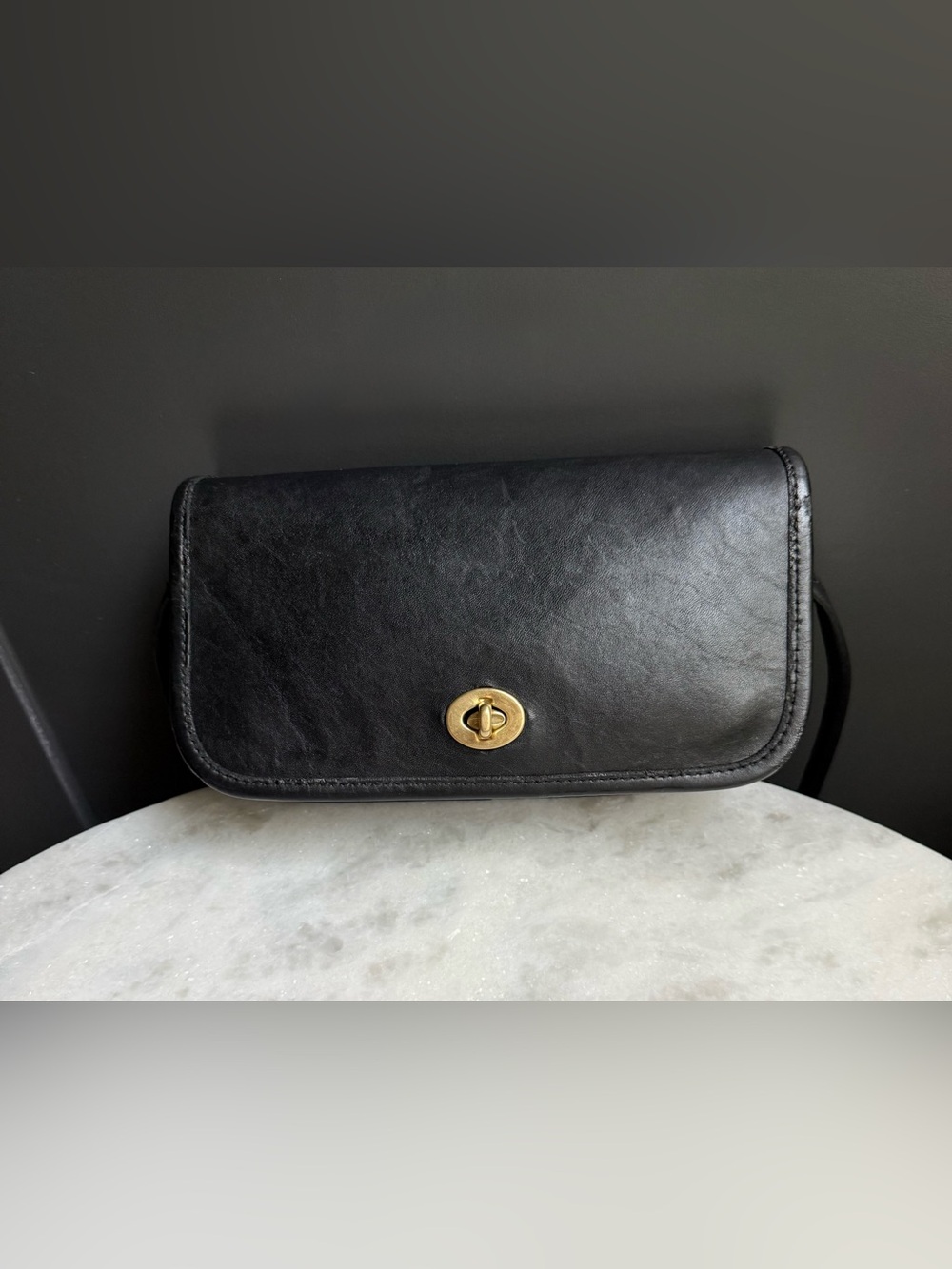 Vintage Pre-1994 Coach Dinky Crossbody Bag - Black Leather
#9375